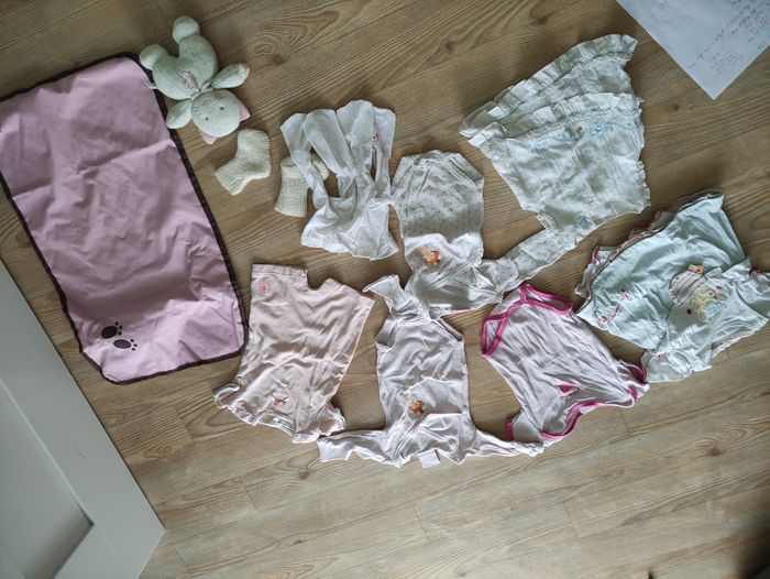 Vetement naissance - 1 mois fille vendu en lot ou a l'unité AVD.44