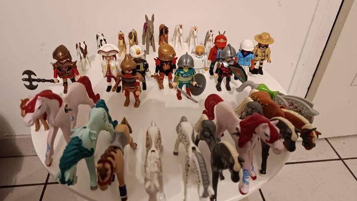 Playmobil figurines et chevaux