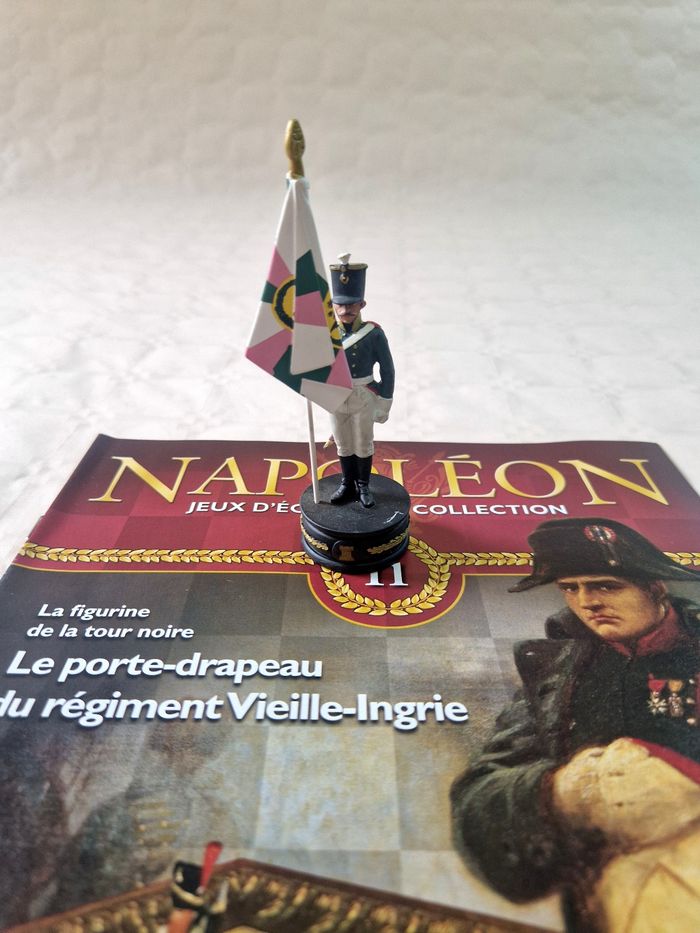 Figurine  , Napoléon , jeux d'échec de collection  , numéro 11 , le porte drapeau du régiment Vieille Ingrie - photo numéro 2