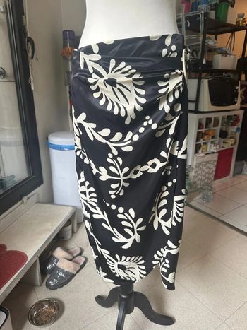 Jupe longue fleurie noire et blanche - Zara