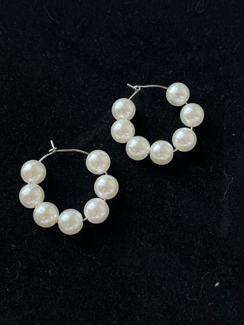 Créoles argentés acier inoxydable et perles blanches