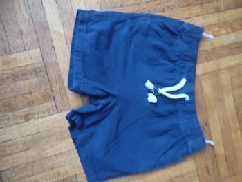 Short bleu marine taille 36 mois de chez C&A