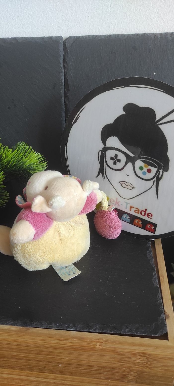 doudou et compagnie peluche vache grelot boule Les Z'amigolos vache jaune rose fleur - photo numéro 2