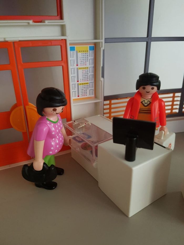 Playmobil hôpital aménagé avec docteur et accessoires - photo numéro 7