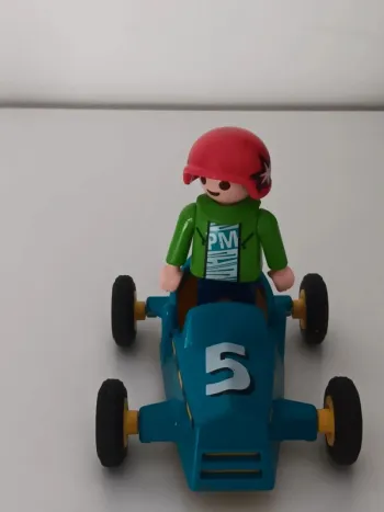 Enfant avec kart playmobil