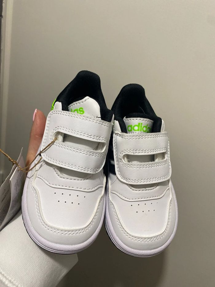 Basket adidas taille 22 neuve - photo numéro 2
