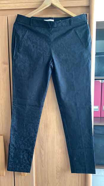 Pantalon noir à motif relief