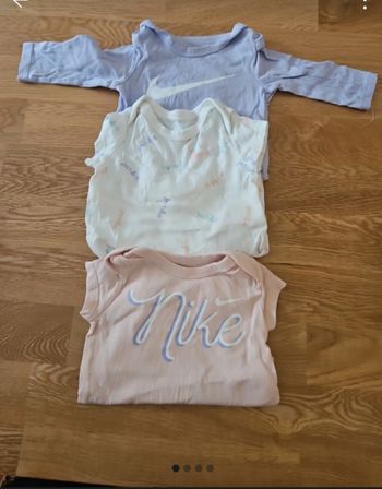 Lot bodys fille nike 3 mois