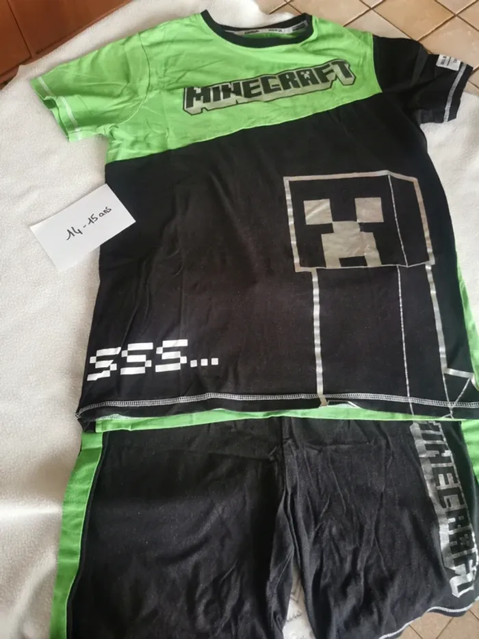 Ensemble t shirt +Short minecraft 14-15 ans
