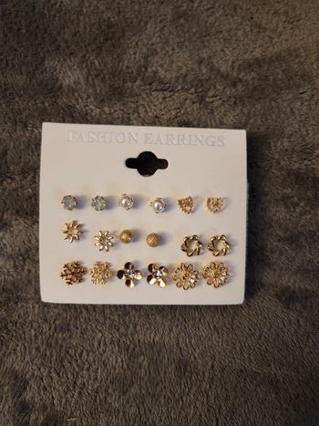 Plaquette de 9 paires de boucles d'oreilles