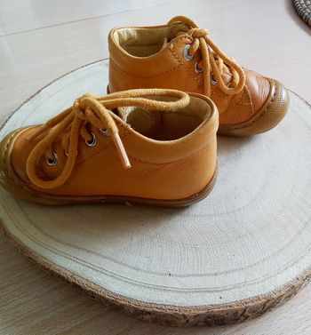 Chaussures moutarde à lacets premiers pas taille 19 Naturino
