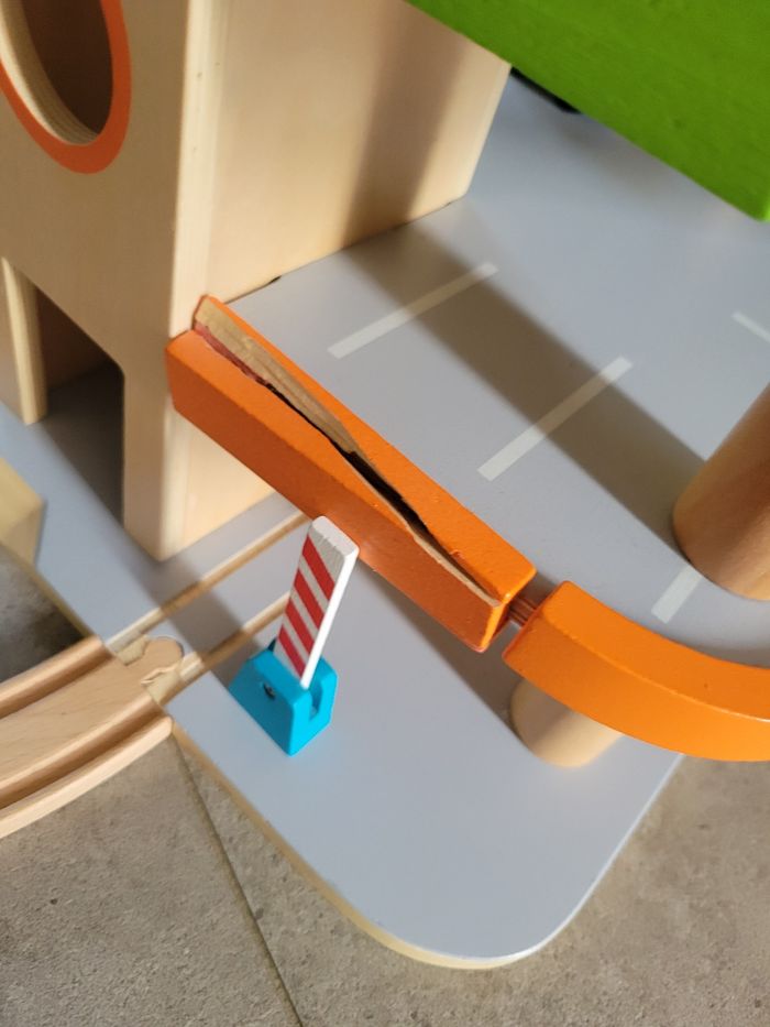 Circuit train et garage bois - photo numéro 8