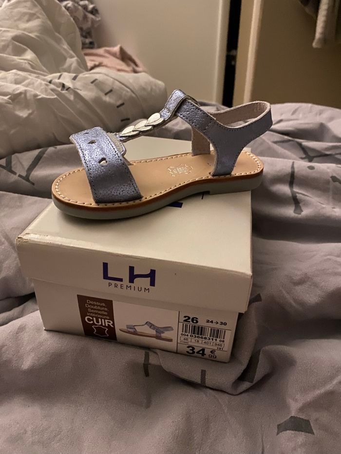 Claquettes neuve jamais mise 26