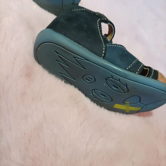 Sandales taille 19 - photo numéro 2