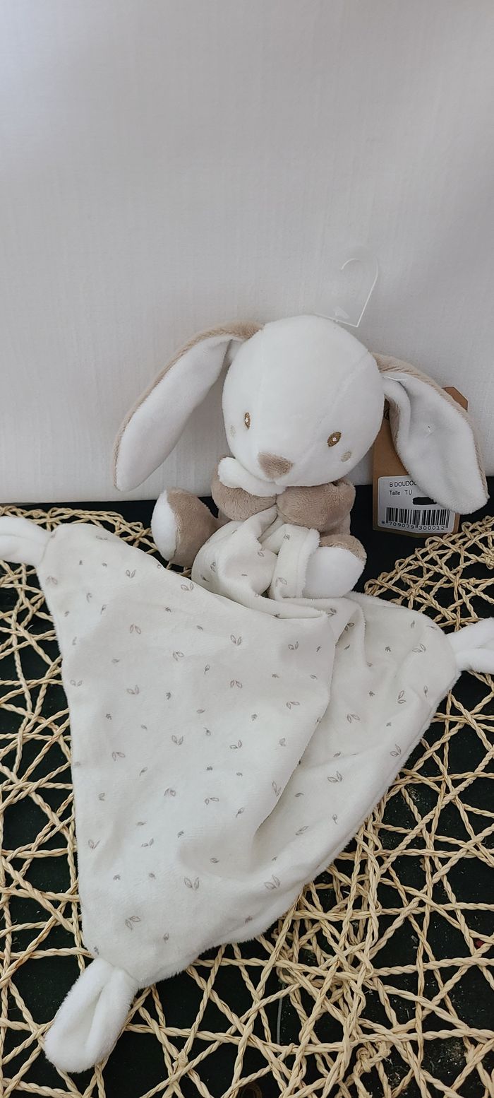 Doudou lapin beige blanc mouchoir feuilles Chocolatine Districenter