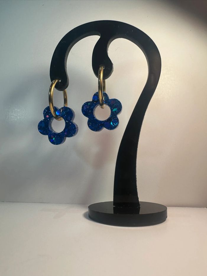 Créoles fleurs résine bleues - photo numéro 4