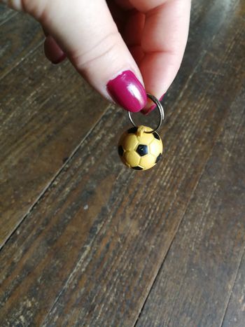 Porte clés ballon de foot jaune