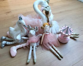 Lot peluches elegantes 2 cygnes ,1 souris et 2 poupees maison du monde