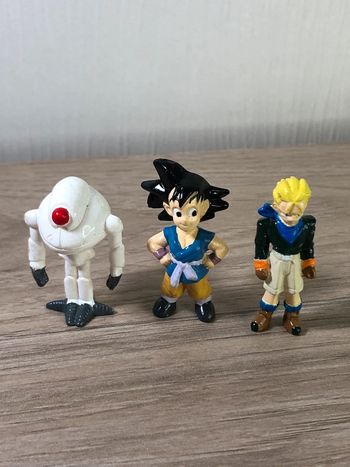 Lot de trois figurines dragon ball z bandai DBZ