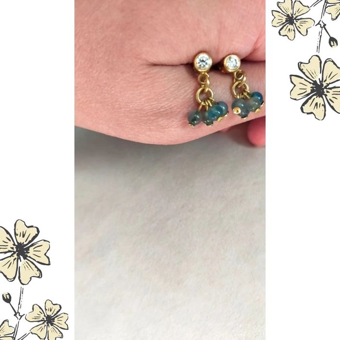 Boucles d'oreilles puces dorées avec pampilles de perles bleues - photo numéro 5