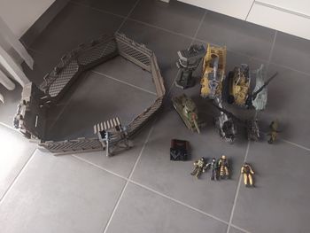 Lot jouets base militaire véhicules