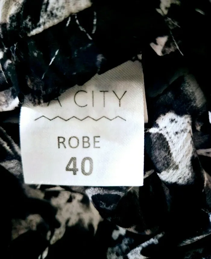 Robe noire blanche La City Taille 40 Neuve - photo numéro 5