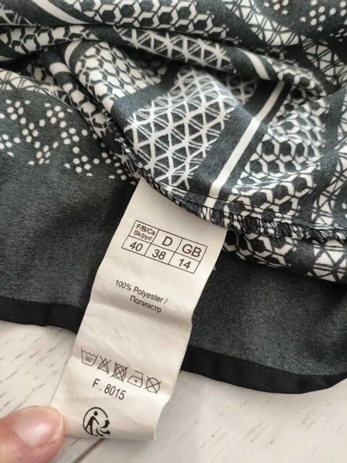Blouse noire à motifs géométriques – Taille 40 – Très bon état - photo numéro 9