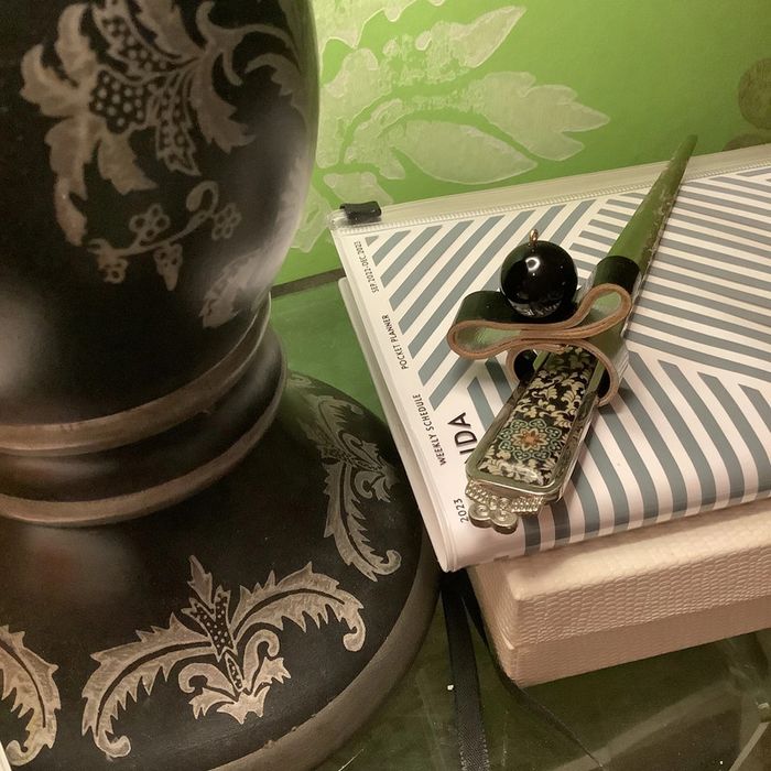 Bague de créateur en cuir et perle de verre - photo numéro 3