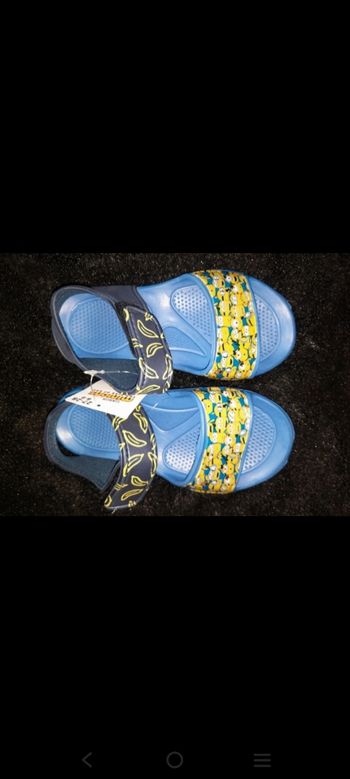 Sandalette minions taille 27 28