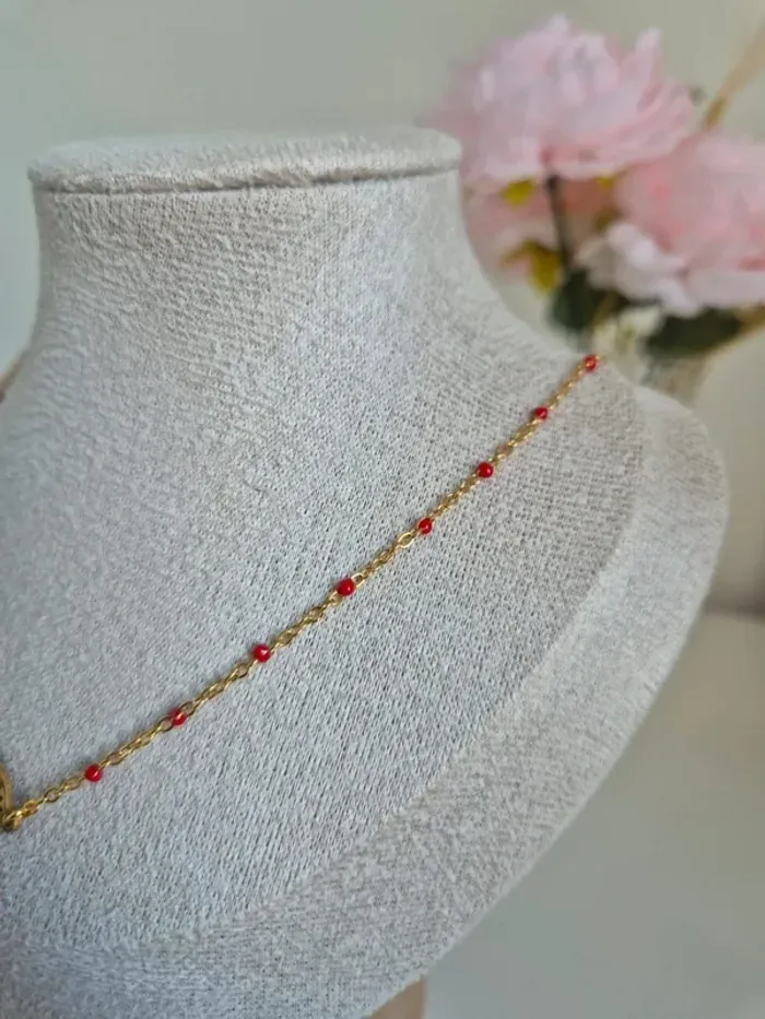 Collier style gigi dorée en acier inoxydable
🌸 perles résines rouges avec médaille croix - photo numéro 4