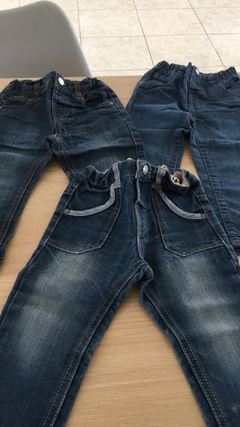 Lot de trois jeans excellent état 18 mois