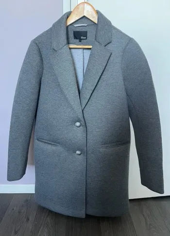 manteau gris Etam avec 2 boutons classe chic veste