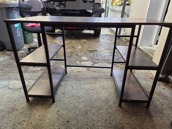 BureauBureau style industriel, en excellent état, pied reglable, avec sa chaise. 3 étagères de chaque côté. 120  x 69 cm. Hauteur 76 cm - photo numéro 6