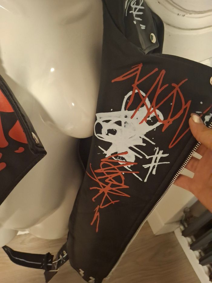 Magnifique veste perfecto noir avec graffiti femme taille m soit 38 neuf jamais porté - photo numéro 3