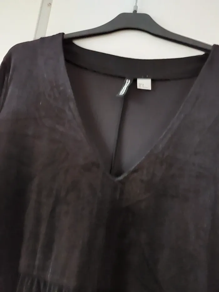 Robe volantée col V en velours ras - photo numéro 2