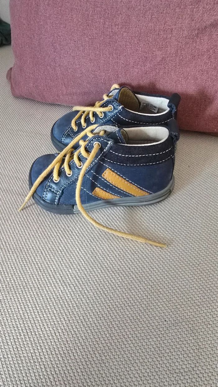 Chaussures 👟 taille 19 - photo numéro 2