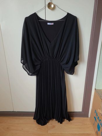 Robe noir midi avec manches courtes chauve-souris