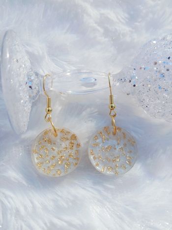 Boucles d'oreilles blanches feuilles d'or