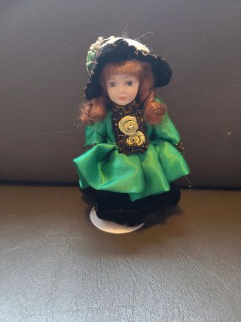 Petite poupée de collection