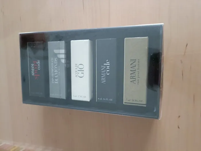 COFFRET GIORGIO ARMANI 5 MINIATURES TROIS DE 4ML, UNE DE 5ML ET UNE DE 7ML