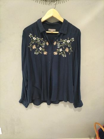 Chemise avec fleurs brodées