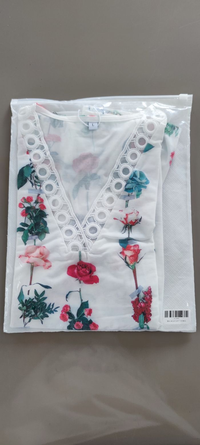 🌸 T-shirt floral col V dentelle blanc femme L – Maria & Gabriele - photo numéro 10