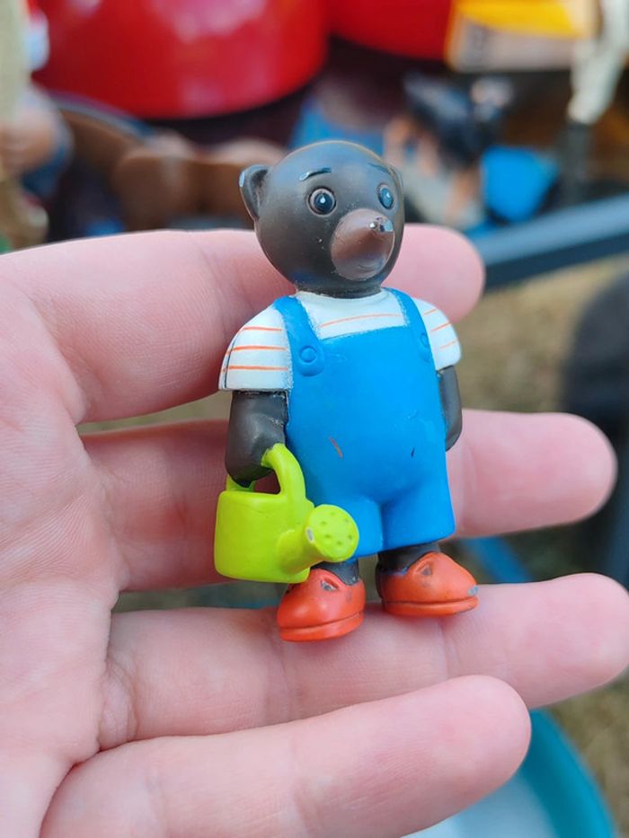 Figurine petit ours brun et son arrosoir - photo numéro 2
