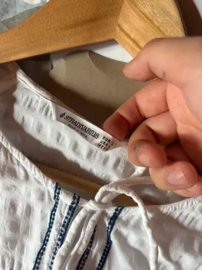 Blouse blanche brodée bleue stradivarius - photo numéro 3