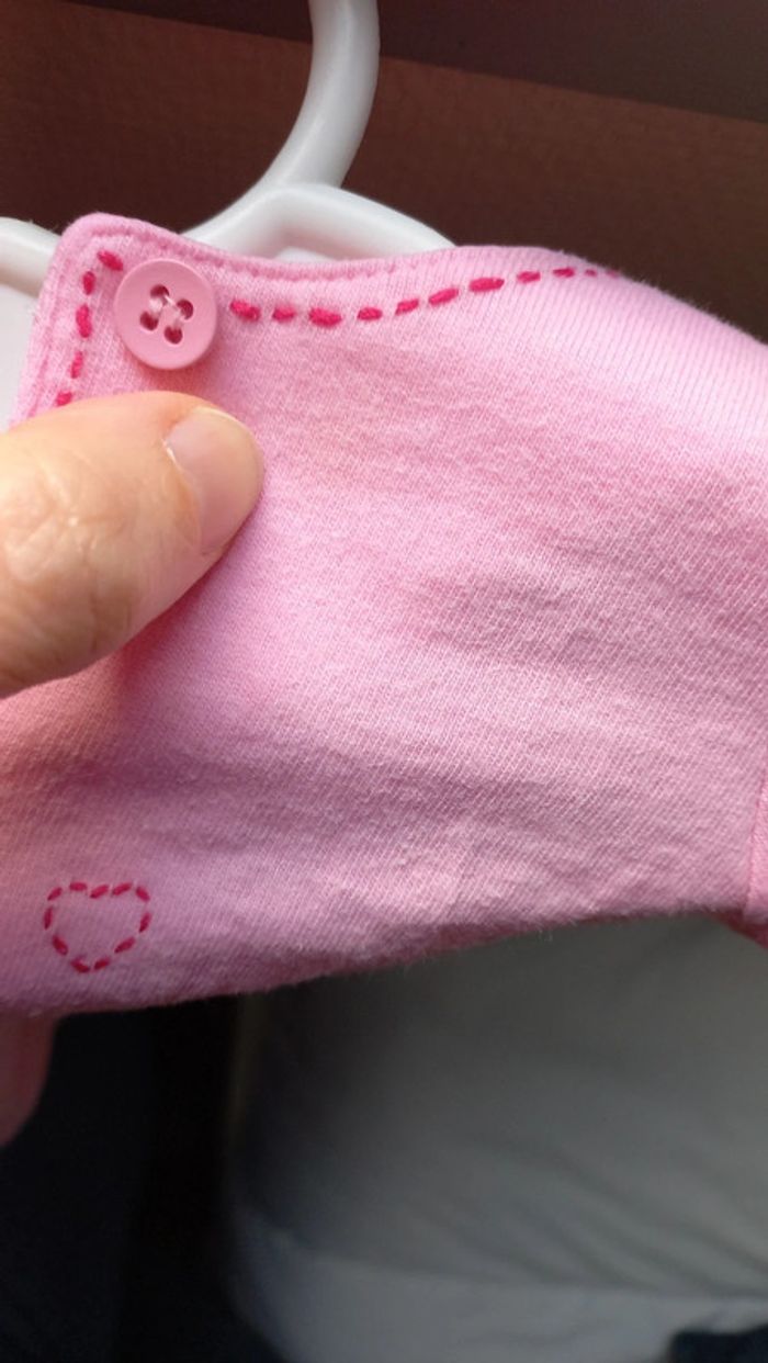 Pantalon rouge t-shirt rose - photo numéro 10