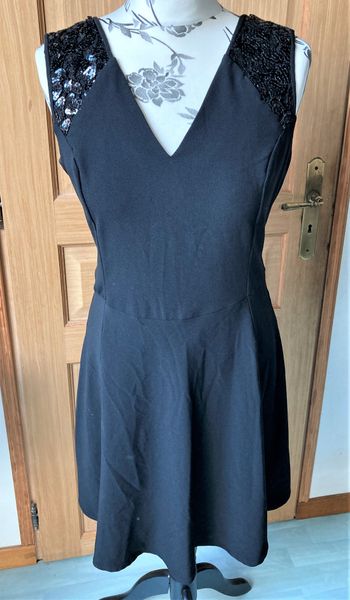 Robe noire épaules à sequins dos échancré Naf Naf taille 38/40