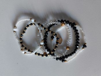 Lot bracelets fantaisies perles noir blanc doré