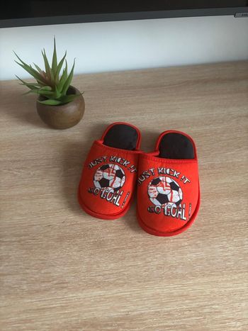 Pantoufle rouge tout doux  garçon foot taille 29
