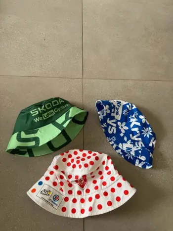 Lot de 3 bob cycliste, 2 en très bon état et un avec petites tâches, taille unique