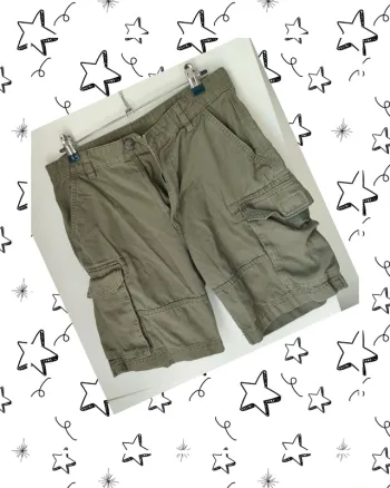 Short Kiabi kaki – Taille S, très bon état général.